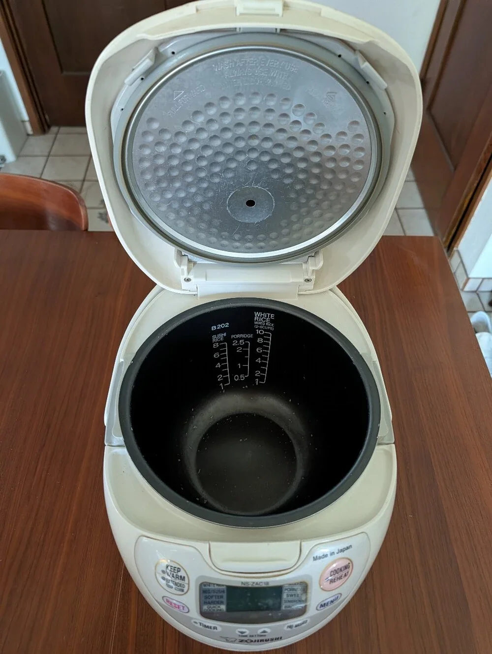Zojirushi Neuro Fuzzy NS-ZAC18 10-CUP Rice Cooker Pre Owned W/Socketed Battery
